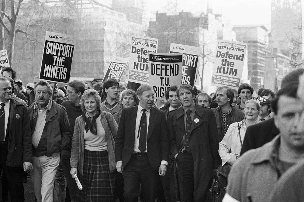 1984, I minatori inglesi entrano in sciopero contro i piani di dismissione industriale varati dal governo Thatcher. Nonostante la dura lotta dei lavoratori, i sindacati usciranno però sconfitti.
