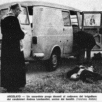 Un sacerdote prega sul corpo del brigadiere