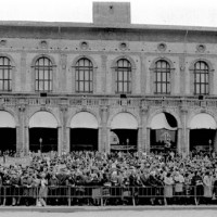 I funerali di Graziella Fava, la folla in attesa del feretro in piazza Maggiore (sito Regione Emilia-Romagna)